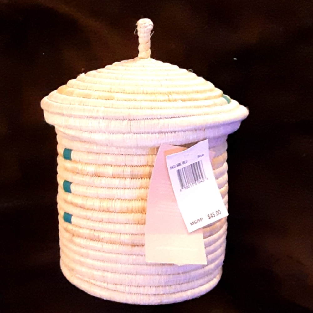 TO THE MARKET ethnically made basket with lid Natural blue yellow NEW Ta…